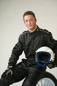 Kasper Nyman Andersen, 19-årig rallykører udnævnt til dansk Rally Talent 2006, her fuldt udstyret i køredragt og hjelm.